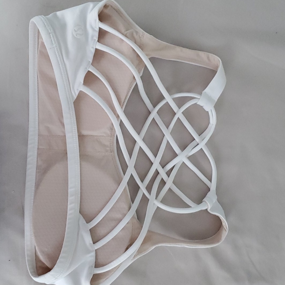 🍋EUC Lululemon White Free To Be Wild Bra Size 6